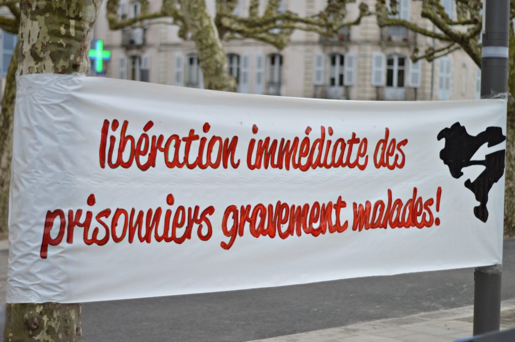 'Maintenant, les prisonniers' : au Pays Basque, la société civile prend les rues pour la paix