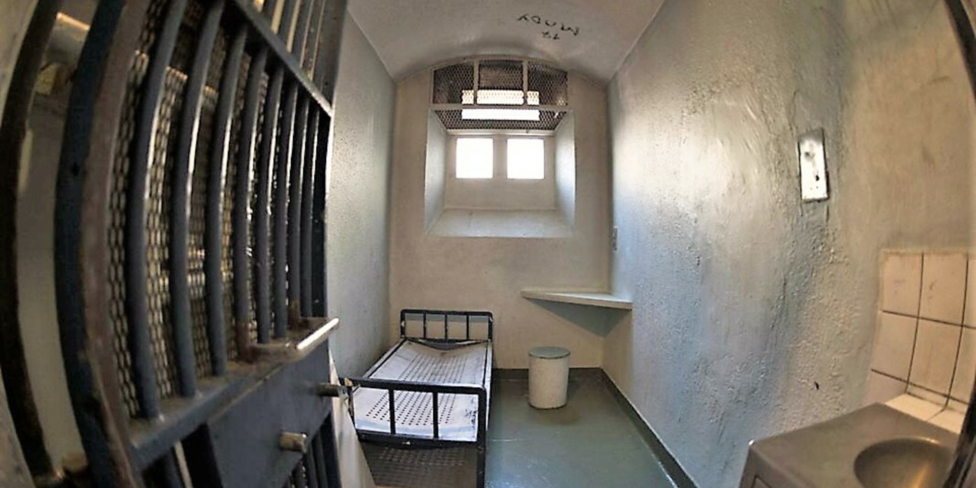 Тюрьма во Франции камера