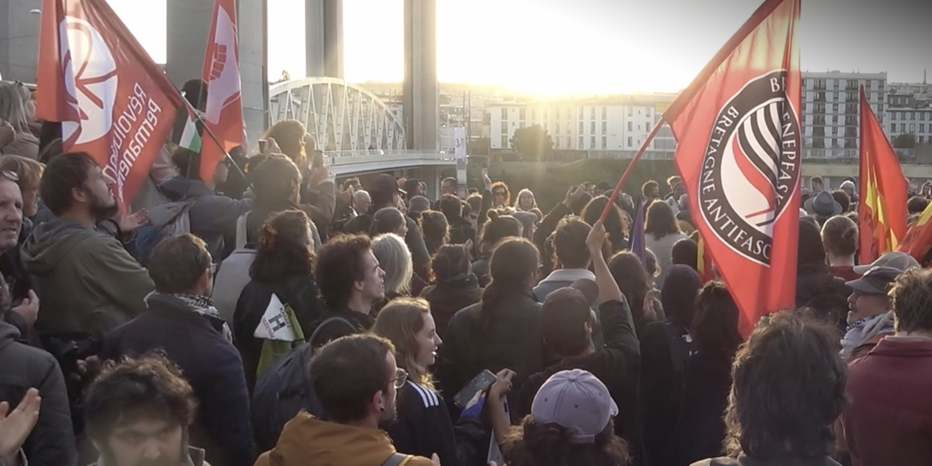 Brest : Un Commando Néonazi Attaque Violemment un Café Antifasciste, Enquête en Cours et Manifestation Interdite